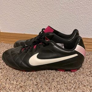 Nike cleats, nwot youth 6 black and pink